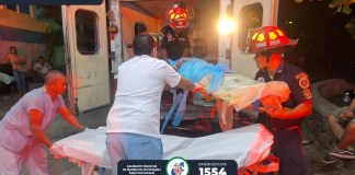 Colisión entre mototaxi y coaster deja a cinco personas heridas en Zacapa. Foto La Hora: Bomberos Municipales Departamentales