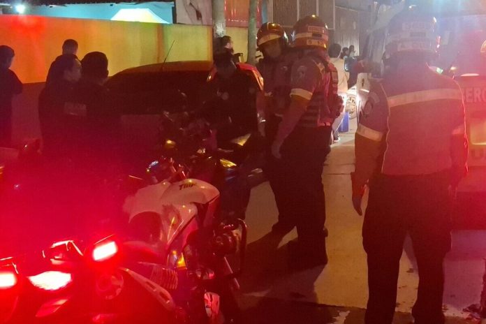 Dos jóvenes se estrellaron con un vehículo en la zona 9 cuando huían de un intento de asalto cerca del parque de la Industria. Foto La Hora: Bomberos Municipales