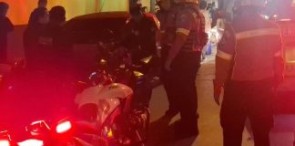 Dos jóvenes se estrellaron con un vehículo en la zona 9 cuando huían de un intento de asalto cerca del parque de la Industria. Foto La Hora: Bomberos Municipales