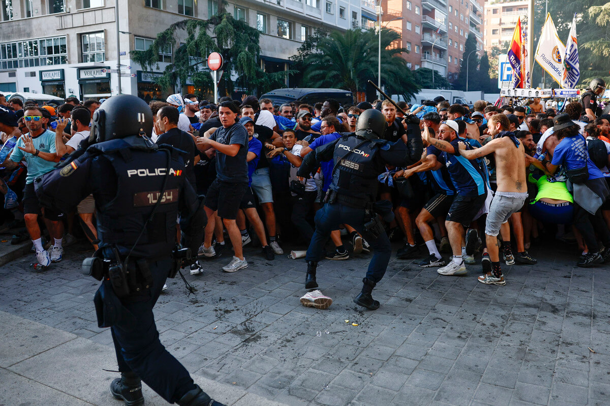 VIDEO: Aficionados del Marsella se enfrentan a la policía previo a su partido contra el Real Madrid