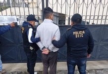 Agentes de la DEIC Quetzaltenango detiene a un hombre por droga, pero ahora también cuenta con orden de aprehensión por un asesinato. Foto La Hora: PNC