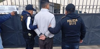 Agentes de la DEIC Quetzaltenango detiene a un hombre por droga, pero ahora también cuenta con orden de aprehensión por un asesinato. Foto La Hora: PNC
