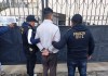 Agentes de la DEIC Quetzaltenango detiene a un hombre por droga, pero ahora también cuenta con orden de aprehensión por un asesinato. Foto La Hora: PNC