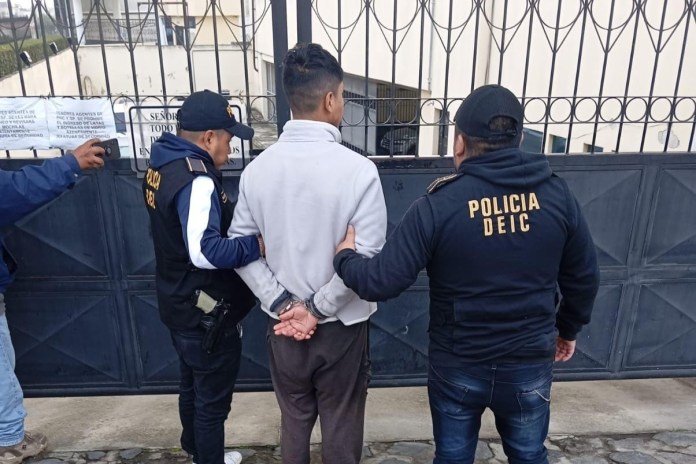 Agentes de la DEIC Quetzaltenango Agentes de la DEIC Quetzaltenango detiene a un hombre por droga, pero ahora también cuenta con orden de aprehensión por un asesinato. Foto La Hora: PNC