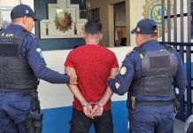 Presunto pandillero del Barrio 18 alias «Choco» fue capturado con ilícitos, siendo su cuarta captura Presunto pandillero del barrio 18 alias "Choco" fue capturado por cuarta ocasión. Foto La Hora: PNC