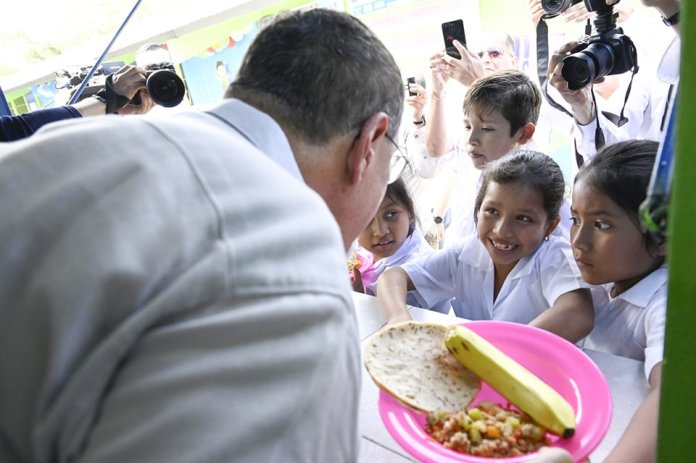 El presidente Bernardo Arévalo entregándole comida del Programa de Alimentación Escolar a niños. Foto La Hora: Ministerio de Educación.