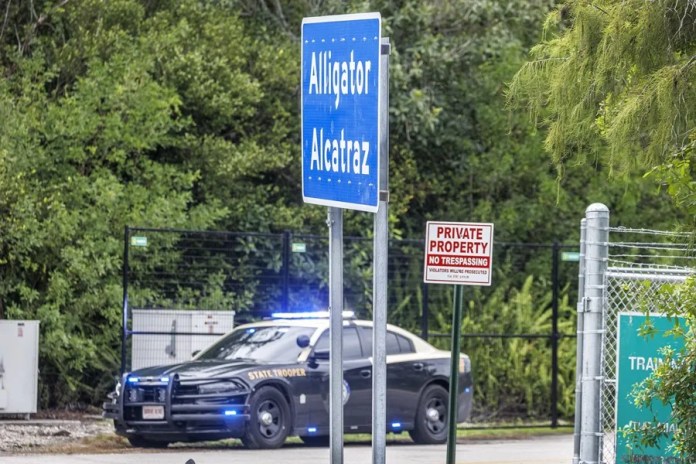 La Corte Federal de Apelaciones de Estados Unidos suspendió el fallo de una jueza que ordenaba desmantelar el centro de detención migratoria 'Alligator Alcatraz'.
