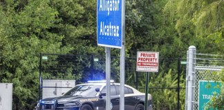 La Corte Federal de Apelaciones de Estados Unidos suspendió el fallo de una jueza que ordenaba desmantelar el centro de detención migratoria 'Alligator Alcatraz'.