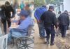 Hombres que fingían discapacidad para pedir dinero en mercado de Quiché son capturados por PNC
