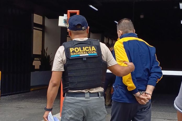 PNC captura a presunto coyote durante allanamiento en zona 18 capitalina. Foto La Hora: PNC.