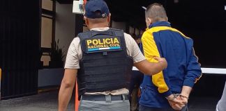 PNC captura a presunto coyote durante allanamiento en zona 18 capitalina. Foto La Hora: PNC.