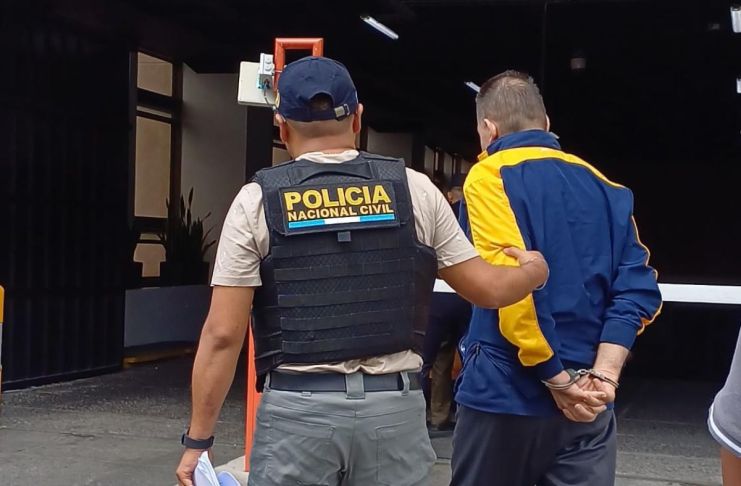 PNC captura a presunto coyote durante allanamiento en zona 18 capitalina. Foto La Hora: PNC.