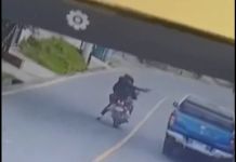 VIDEO: Capturan a hombres tras ataque y entrega de supuesto teléfono en Santa Catarina Pinula Sicarios realizan ataque armado en Santa Catarina Pinula por presunta extorsión. Foto La Hora: Captura de pantalla