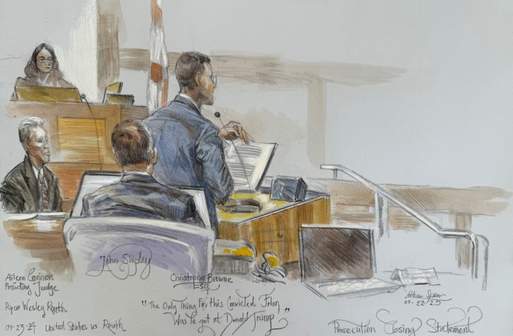 Este boceto de la sala del tribunal muestra a la jueza federal de distrito Aileen Cannon escuchando al fiscal Christopher hablar durante el juicio de Ryan Routh por el atentado contra Trump. Foto La Hora: AP