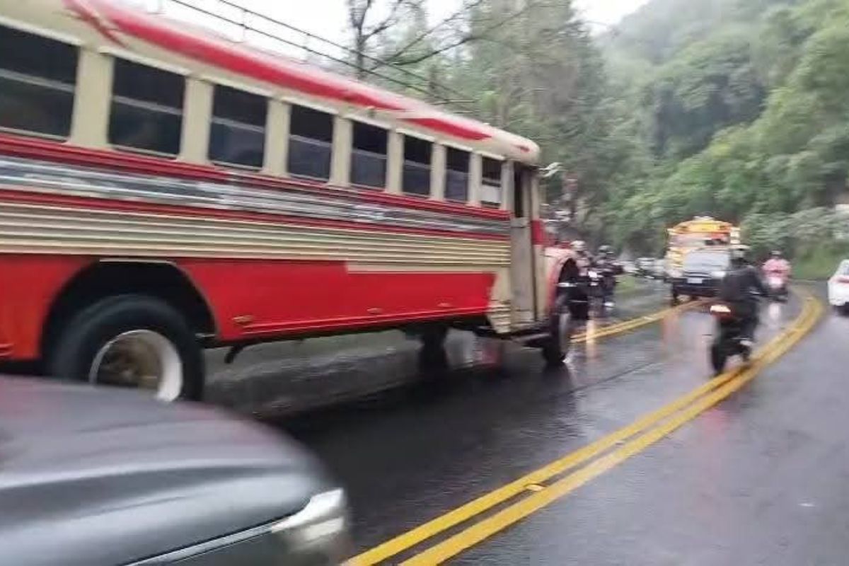 Reportan derrumbe leve en el kilómetro 9.5 ruta a Boca del Monte y autobús encunetado