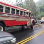 Autobús encunetado en Boca del Monte. Foto La Hora: PMT Villa Canales
