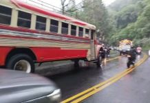 Autobús encunetado en Boca del Monte. Foto La Hora: PMT Villa Canales