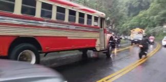 Autobús encunetado en Boca del Monte. Foto La Hora: PMT Villa Canales