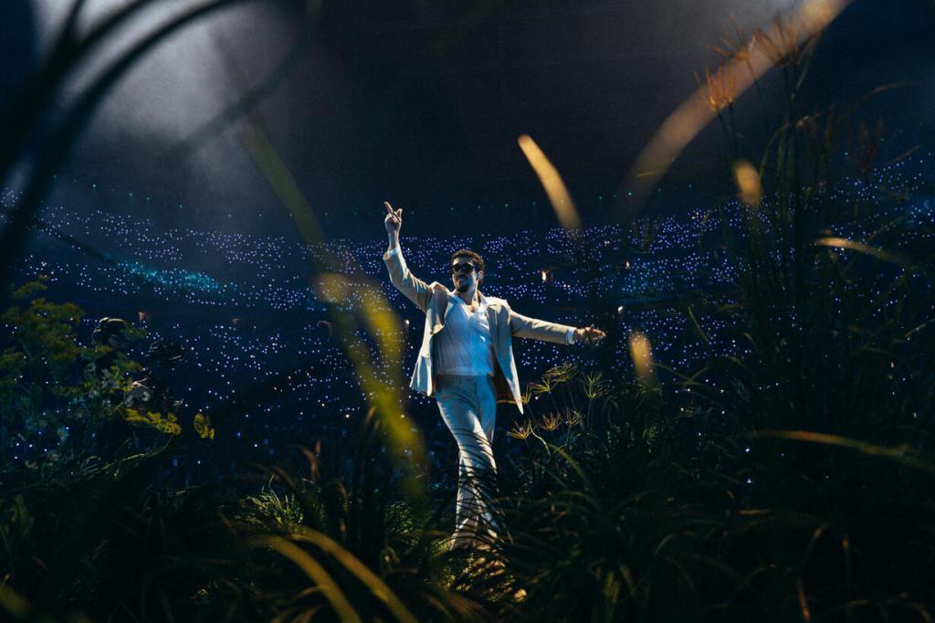 Bad Bunny se une a Amazon Music para promover educación y cultura en la isla.