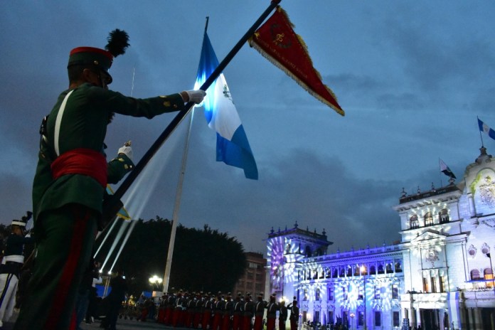 Cientos de guatemaltecos acudieron a la Plaza de la Constitución, para presenciar la izada de la bandera nacional. Foto La Hora: Daniel Ramírez. 