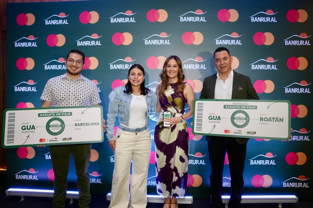Mónica Aldana, gerente de mercadeo de Tarjetas de Crédito de Banrural, junto a los ganadores de la promoción 