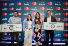 Mónica Aldana, gerente de mercadeo de Tarjetas de Crédito de Banrural, junto a los ganadores de la promoción "Es de Masters". Foto: Cortesía de Banrural.