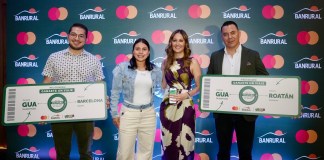 Mónica Aldana, gerente de mercadeo de Tarjetas de Crédito de Banrural, junto a los ganadores de la promoción "Es de Masters". Foto: Cortesía de Banrural.