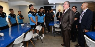 Bernardo Arévalo saluda a la selección de Guatemala horas antes del partido contra la selección de El Salvador. Foto La Hora: Bernardo Arévalo