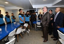 «Hoy en la cancha son millones de guatemaltecos», dice Arévalo tras visita a la Bicolor Bernardo Arévalo saluda a la selección de Guatemala horas antes del partido contra la selección de El Salvador. Foto La Hora: Bernardo Arévalo