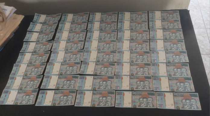 Capturan a hombre y remiten a menor por hacer compras con billetes falsos en Retalhuleu