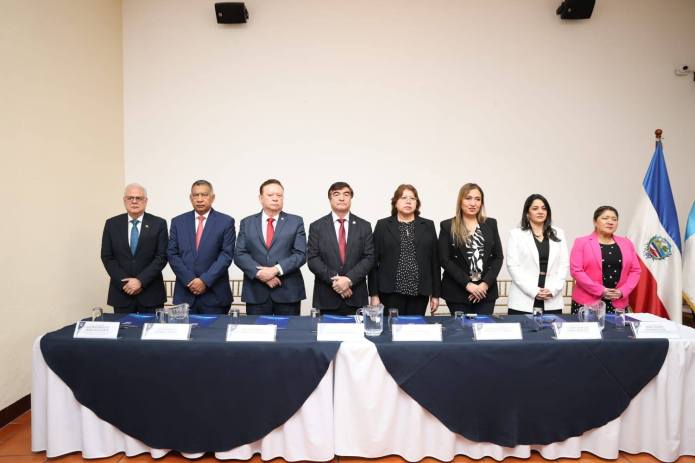 El bloque dominante de la CSJ, de izq. a der. por apellido: Morales, Corado, Contreras, Cifuentes, Villatoro, Paredes, Juárez y Alvarado.