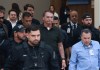 El expresidente Jair Bolsonaro, en el centro, al que se le permitió salir temporalmente del arresto domiciliario para recibir tratamiento médico, sale de un hospital en Brasilia, Brasil, el domingo 14 de septiembre de 2025. (AP Foto/Luis Nova)