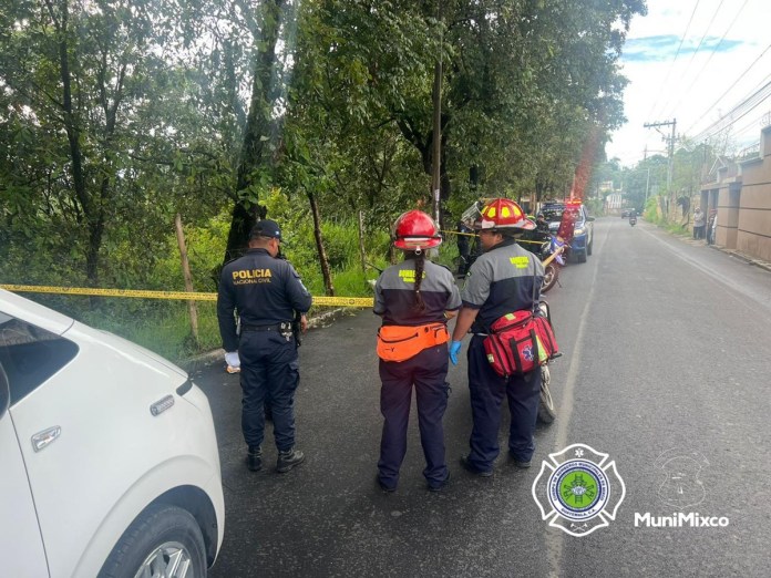 Un cadáver es reportado entre costales y bolsas en Bulevar Sacoj Grande, Mixco. Foto La Hora: Bomberos Municipales de Mixco