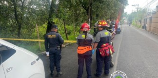 Un cadáver es reportado entre costales y bolsas en Bulevar Sacoj Grande, Mixco. Foto La Hora: Bomberos Municipales de Mixco