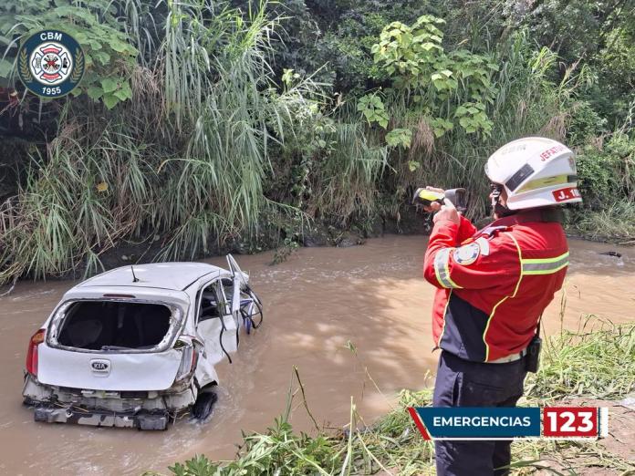 Bomberos Municipales atienden una emergencia en ruta a zona 25