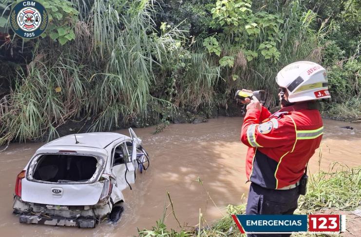 Bomberos Municipales atienden una emergencia en ruta a zona 25