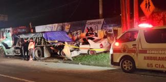 Una familia al volante impacta contra un camión en ruta al Atlántico y deja tres heridos y uno fallecido