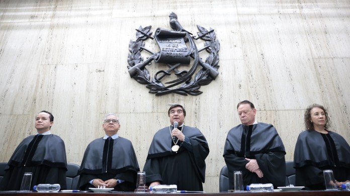 De izquierda a derecha: Estuardo Cárdenas, Carlos Lucero, Teódulo Cifuentes, Carlos Contreras y Flor de María Gálvez. Foto La Hora: OJ.