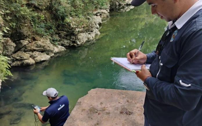 Insivumeh analiza la calidad del agua en el lago de Petén Itzá