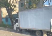 Video: Camión choca contra un poste tras ataque armado en la zona 3 de Mixco. Foto La Hora: Captura de pantalla