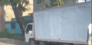 Video: Camión choca contra un poste tras ataque armado en la zona 3 de Mixco. Foto La Hora: Captura de pantalla