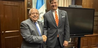 Canciller Carlos Ramiro Martínez y subsecretario de Estado, Christopher Landau. Foto La Hora: Ministerio de Relaciones Exteriores (Minex)