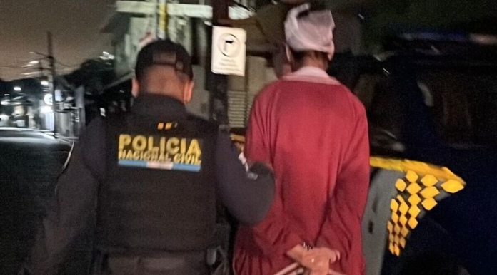 La PNC capturó a dos presuntos delincuentes que usarían una moto robada ese mismo día para perpetrar un ataque armado en horas de la noche. Foto La Hora: PNC