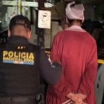 La PNC capturó a dos presuntos delincuentes que usarían una moto robada ese mismo día para perpetrar un ataque armado en horas de la noche. Foto La Hora: PNC