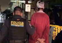 La PNC capturó a dos presuntos delincuentes que usarían una moto robada ese mismo día para perpetrar un ataque armado en horas de la noche. Foto La Hora: PNC