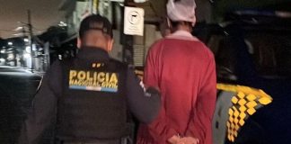 La PNC capturó a dos presuntos delincuentes que usarían una moto robada ese mismo día para perpetrar un ataque armado en horas de la noche. Foto La Hora: PNC