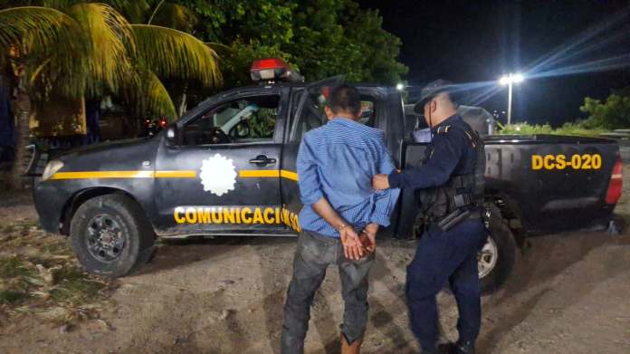 Hombre ataca a exesposa y sobrino con machete y es capturado en flagrancia. Foto La Hora: Policía Nacional Civil (PNC)