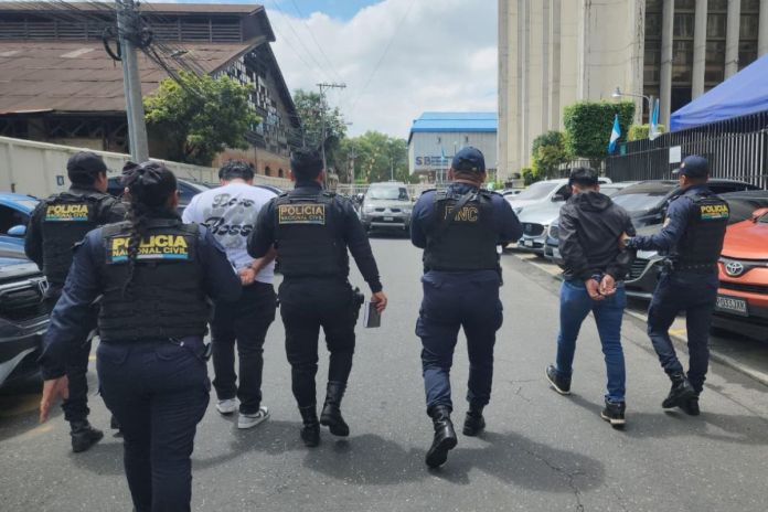 Hermanos capturados tras persecución en la zona 8 capitalina. Foto La Hora: PNC