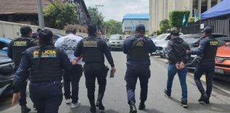 Hermanos capturados tras persecución en la zona 8 capitalina. Foto La Hora: PNC