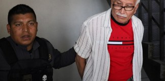 El detenido por atropellar a un motociclista en zona 9, identificado como Carlos Ovidio Acevedo Navas. Foto La Hora: Daniel Ramírez